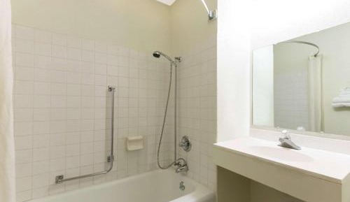 Queen Room - Disability Access/Non-Smoking