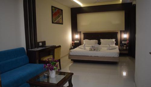 Deluxe Room (2 Adults + 1 Child)