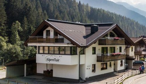 Apartment with Mountain View