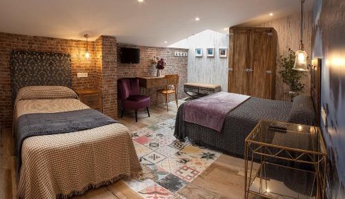 Deluxe Double Room (2 Adults + 1 Child)