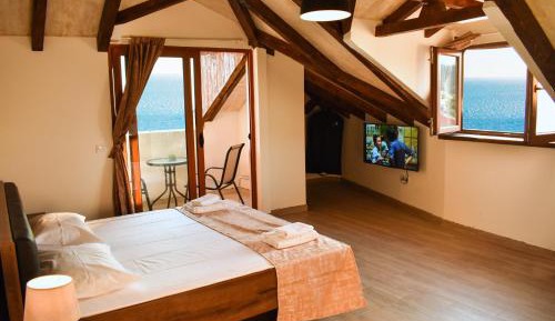 Deluxe Double Room with Balcony and Sea View