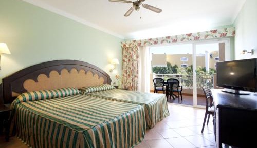 Twin Room (2 Adults + 2 Children)