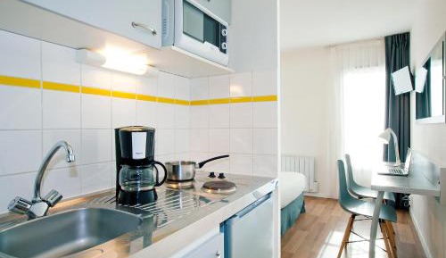 Studio Double Bed with kitchenette