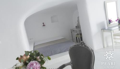 Honeymoon Cave Suite with Outdoor Hot Tub and Caldera View