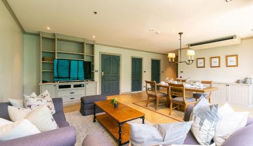 Two-Bedroom Suite with Hot Tub 