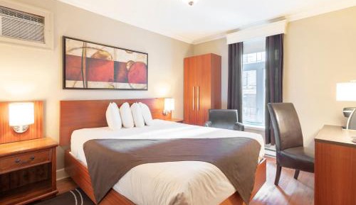 Deluxe Room with One Queen Bed
