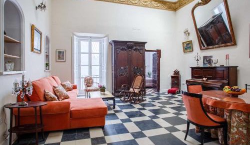 Deluxe Queen Suite