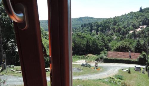 Apartment with Mountain View