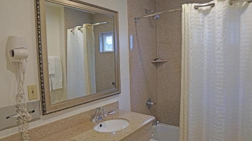 Deluxe King Room - Non-Smoking