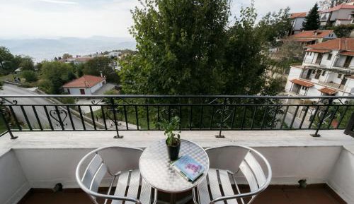Double Room with Balcony and Portaria View