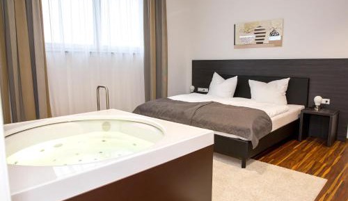 Suite with Hot Tub
