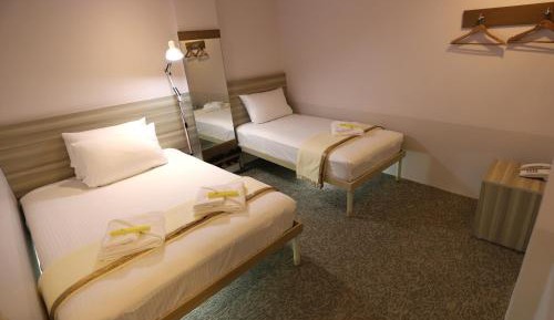 Family Room ( 1 Queen-sized bed and 1 Single sized bed )