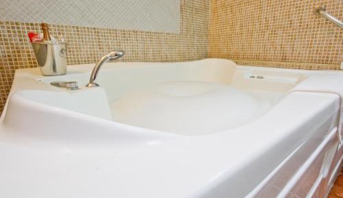 Queen Room with Spa Bath