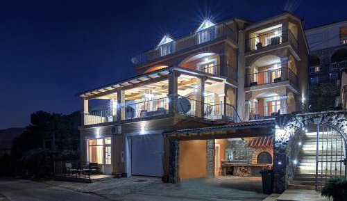 Apartment with Balcony and Sea View