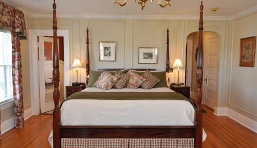 Deluxe King Room - Maclellan House