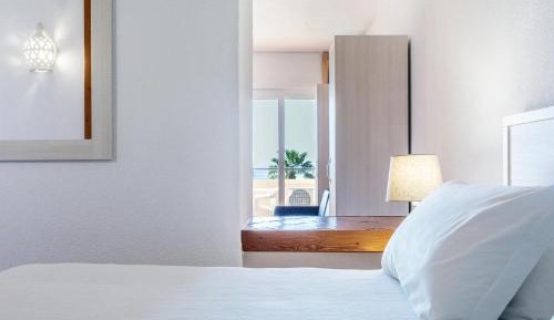 Studio with Sea View (2 Adults + 2 Children)
