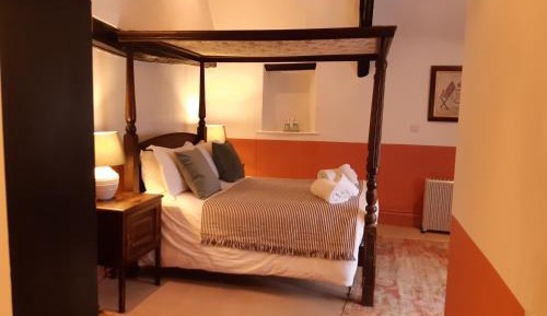 Double Room with Four Poster Bed - No Dogs