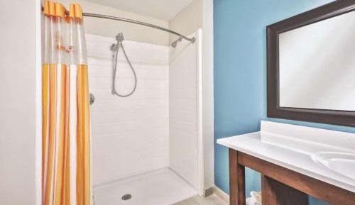King Room with Bath Tub - Mobility/Hearing Accessible - Non-Smoking