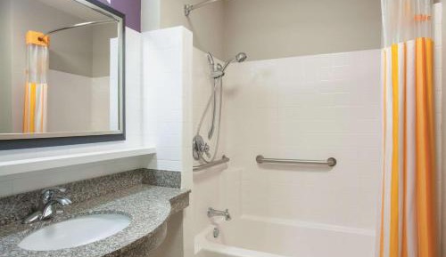 King Room with Bath Tub - Mobility/Hearing Accessible - Non-Smoking