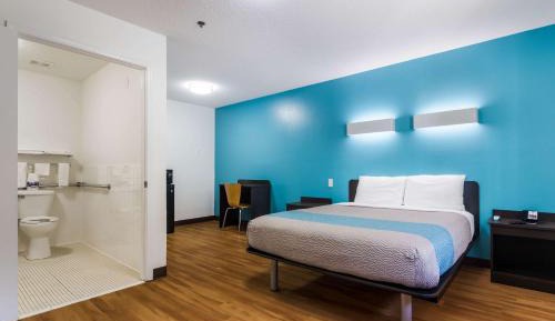 Deluxe King Room - Non-Smoking