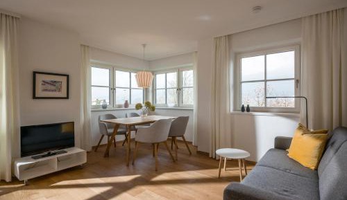 Apartment with Mountain View