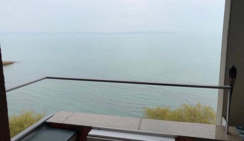 Apartment with Lake View