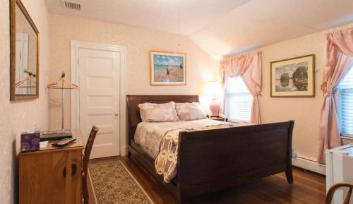 Queen Room with Private Bathroom #17