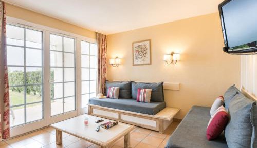 One-Bedroom Apartment with Sleeping Alcove and Terrace or Balcony (6 People)
