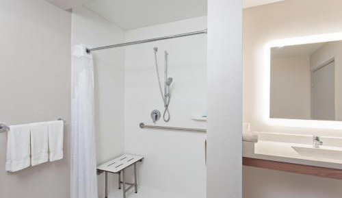 Standard Queen Room with Two Queen Beds and Roll-In Shower - Mobility Access