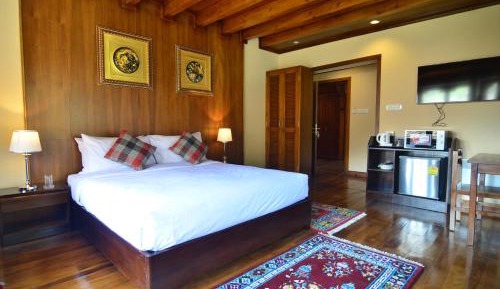 Deluxe Queen Room
