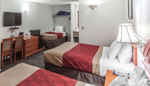 Queen Room with Two Queen Beds and One Single - Non-Smoking
