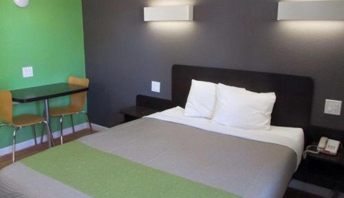 Deluxe Queen Suite - Non-Smoking