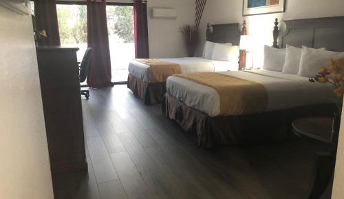 Queen Room with Two Queen Beds - Non-Smoking