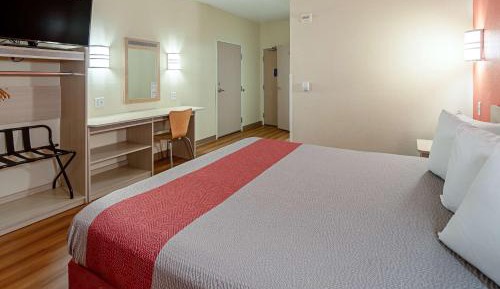 King Room with Roll-In Shower - Disability Access