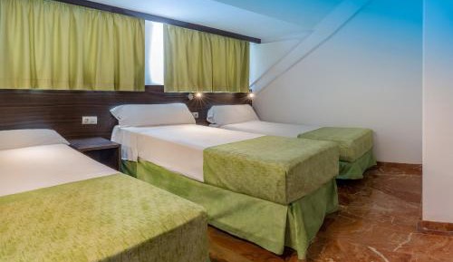 Deluxe Three-Bedroom Apartment (7 Adults) 