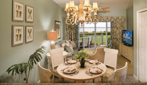 Two Bedroom Single Level Villa - 1 Queen and 2 Twins