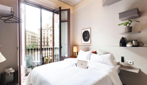 Single Room with Balcony, Street view