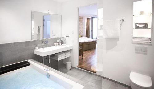 Queen Room with Hot Tub