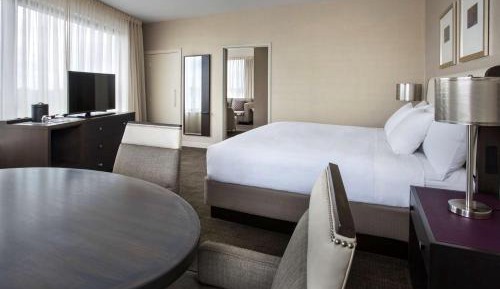 King Room with Bath Tub - Mobility Accessible