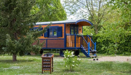 Wooden Caravan (4 Adults) 