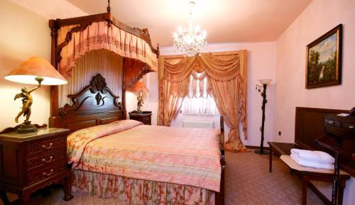 Executive Two-Bedroom Apartment - Free Parking