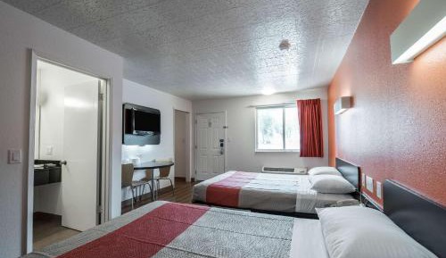 Queen Room with Two Queen Beds - Non-Smoking
