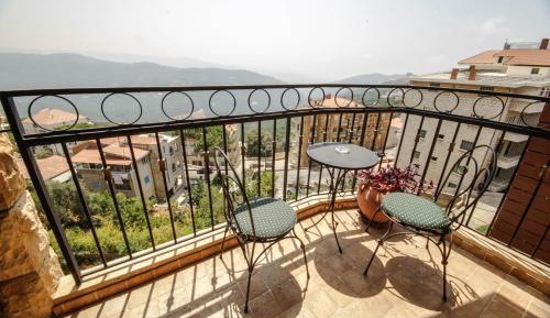 Suite with Mountain View