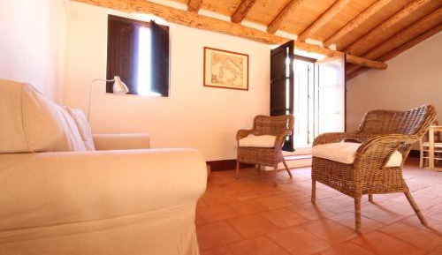 Four-Bedroom House with Terrace