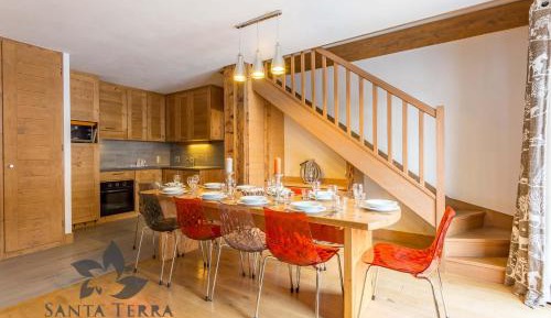 Four-Bedroom Duplex Apartment (7-9 People)
