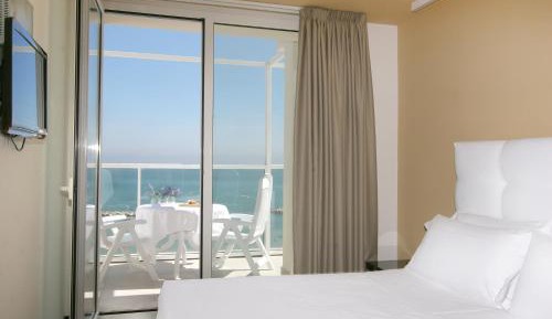 Two-Bedroom Suite with Beach Access (6 Adults)