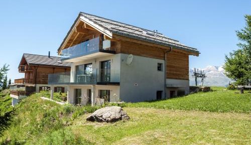 Apartment with Mountain View