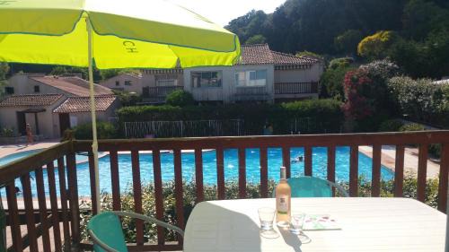 Apartment with Pool View 