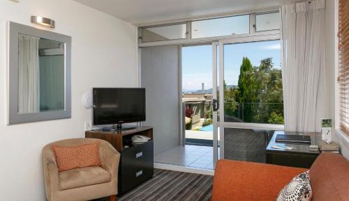 One-Bedroom Apartment with Lake View