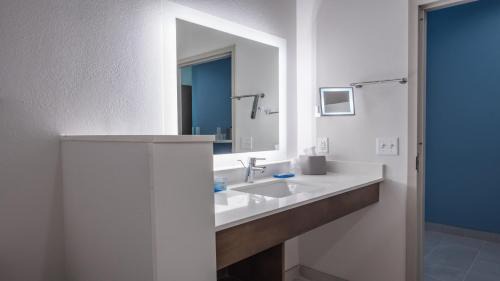 Room with Two Beds - Hearing Accessible - Non-Smoking
